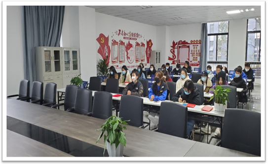 房间里有许多家具的客厅低可信度描述已自动生成